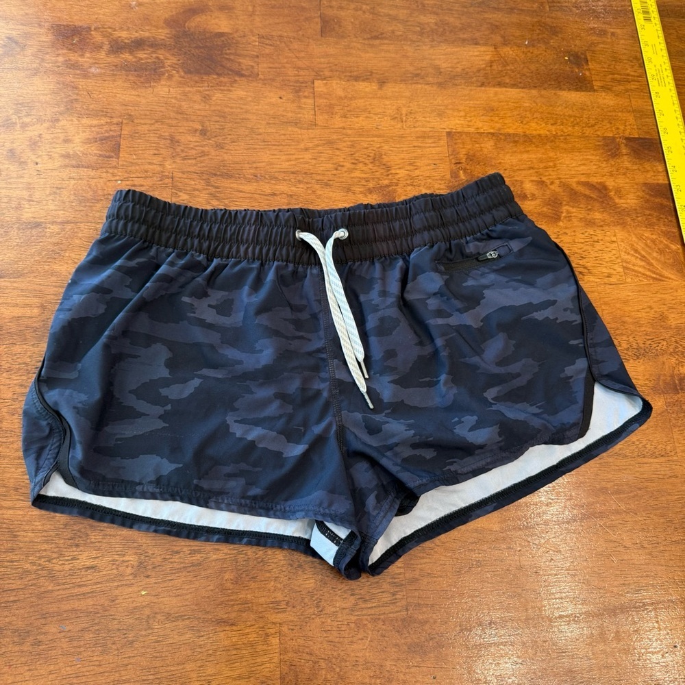 Vuori Clementine Shorts Black camo size XL